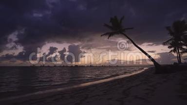 日出时的热带海滩